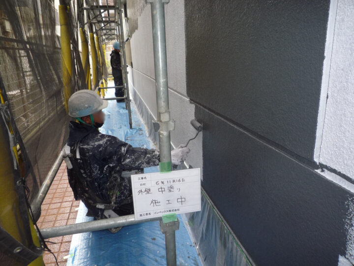 【外壁】中塗り施工