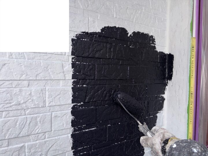 【外壁】上塗り1回目施工中