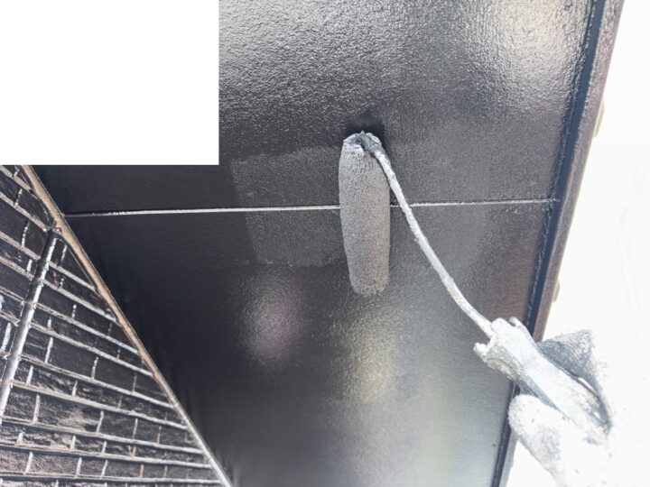 【軒天】上塗り2回目施工中