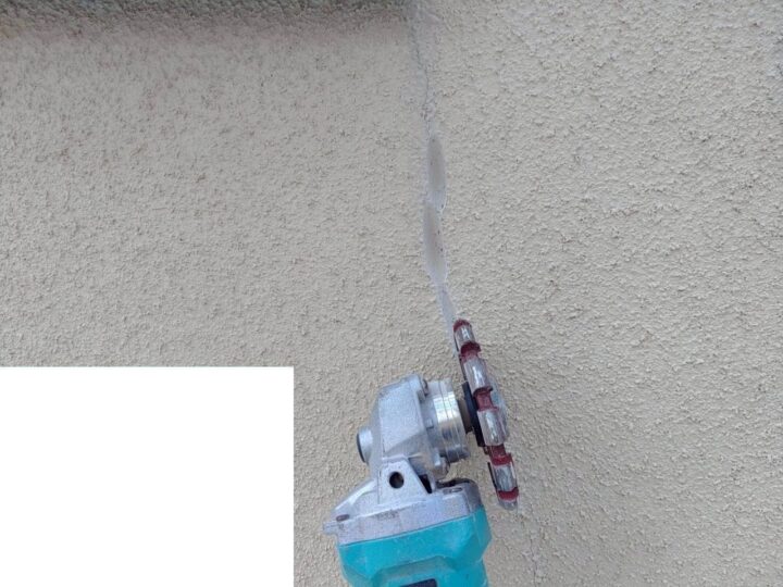 【外壁】Vカット施工中