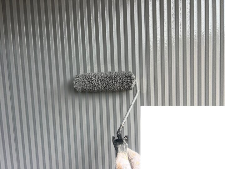 【外壁アクセント部分】上塗り施工中